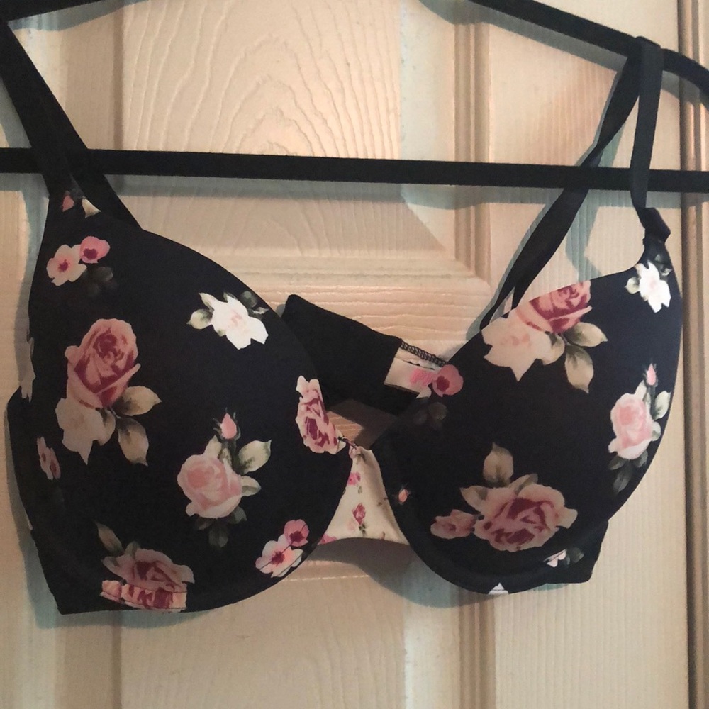 Never worn “Pink” Wear Everywhere T-shirt bra